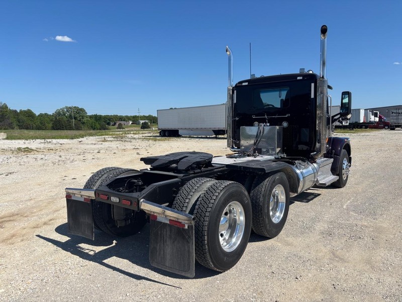 Peterbilt 567 Vehicle Full-screen Gallery Image 03