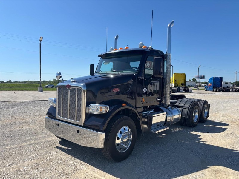 Peterbilt 567 Vehicle Full-screen Gallery Image 04