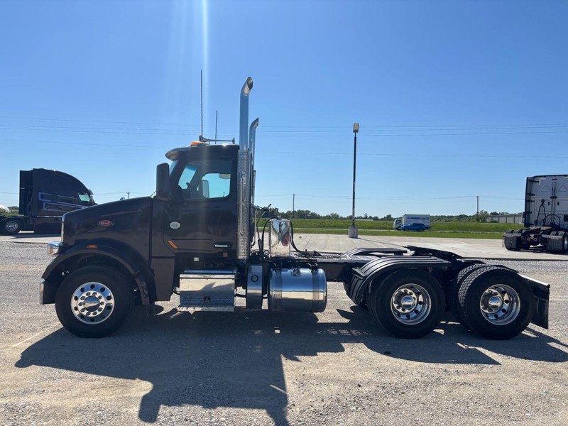 Peterbilt 567 Vehicle Full-screen Gallery Image 05