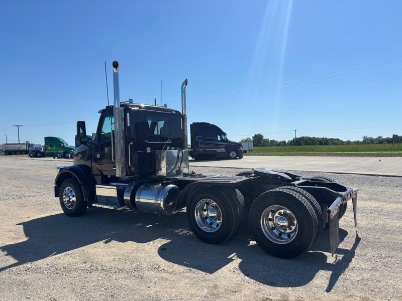 Peterbilt 567 Vehicle Full-screen Gallery Image 06