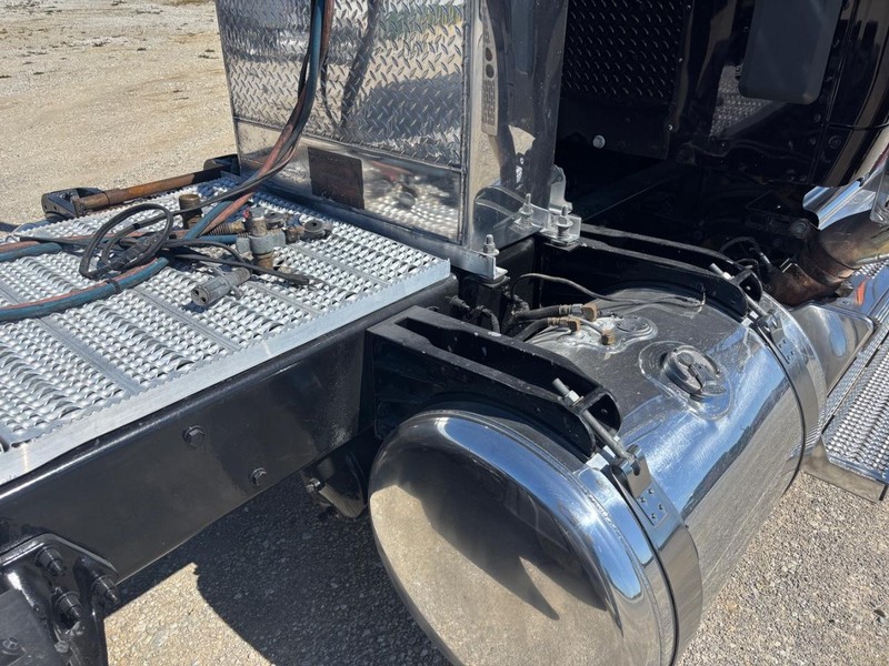 Peterbilt 567 Vehicle Full-screen Gallery Image 10