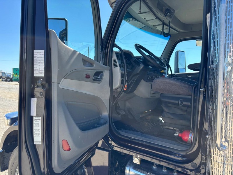Peterbilt 567 Vehicle Full-screen Gallery Image 11