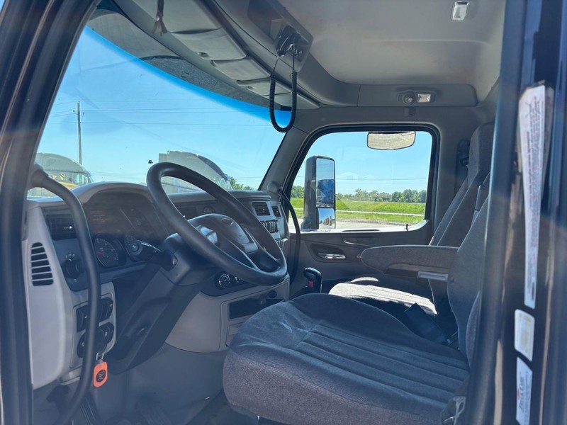 Peterbilt 567 Vehicle Full-screen Gallery Image 12