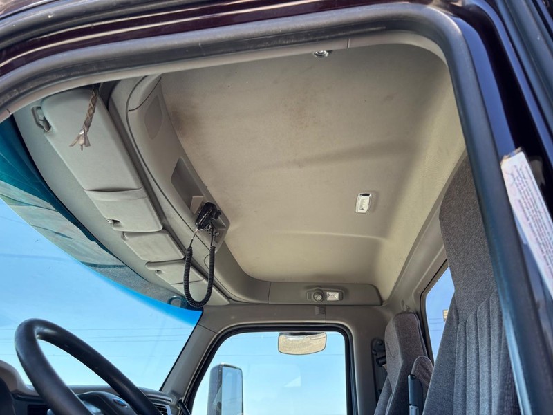 Peterbilt 567 Vehicle Full-screen Gallery Image 13