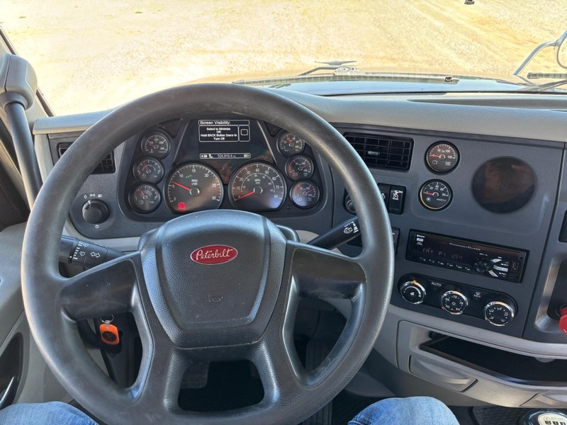 Peterbilt 567 Vehicle Full-screen Gallery Image 14