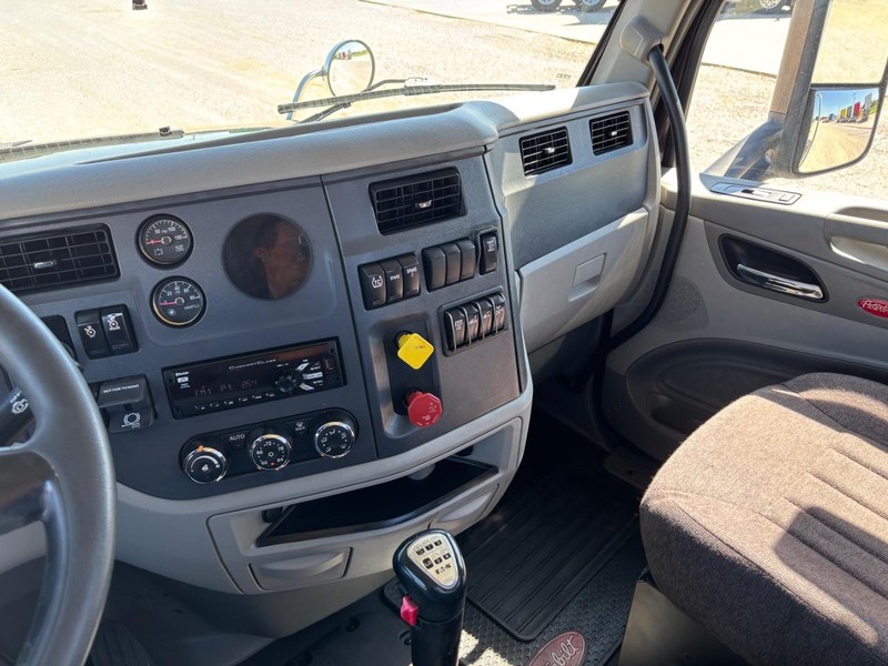 Peterbilt 567 Vehicle Full-screen Gallery Image 16