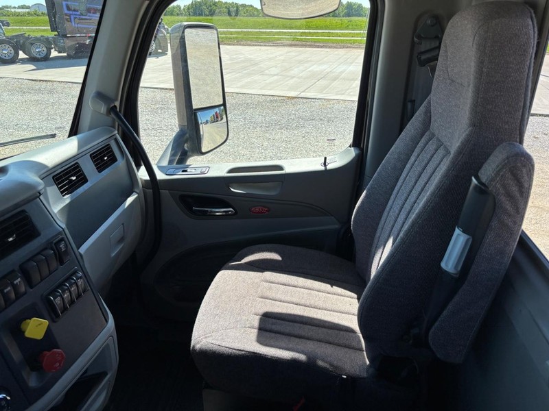 Peterbilt 567 Vehicle Full-screen Gallery Image 17