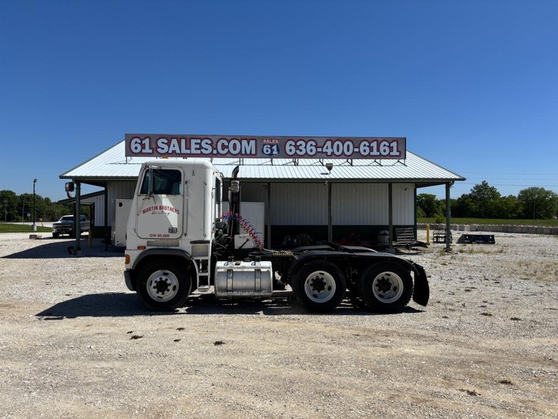 Freightliner FLB Vehicle Full-screen Gallery Image 01