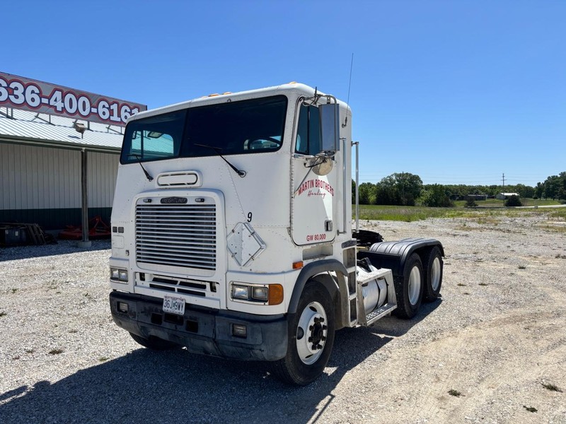 Freightliner FLB Vehicle Full-screen Gallery Image 02