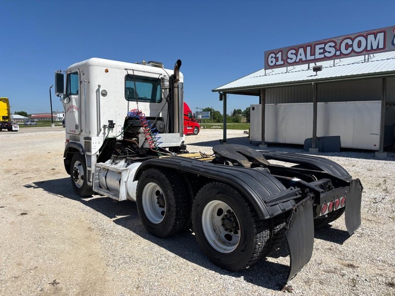 Freightliner FLB Vehicle Full-screen Gallery Image 03