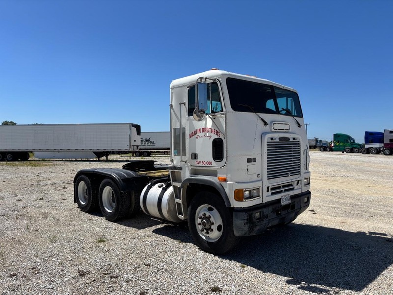 Freightliner FLB Vehicle Full-screen Gallery Image 04