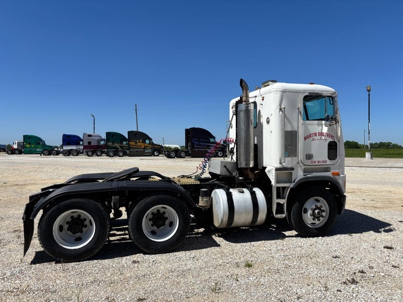 Freightliner FLB Vehicle Full-screen Gallery Image 05