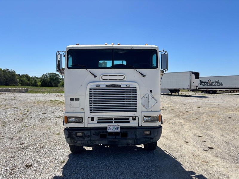 Freightliner FLB Vehicle Full-screen Gallery Image 06