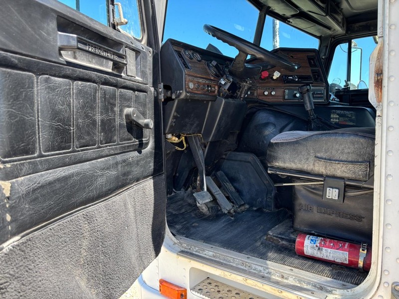 Freightliner FLB Vehicle Full-screen Gallery Image 08