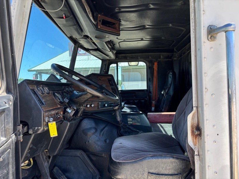 Freightliner FLB Vehicle Full-screen Gallery Image 09