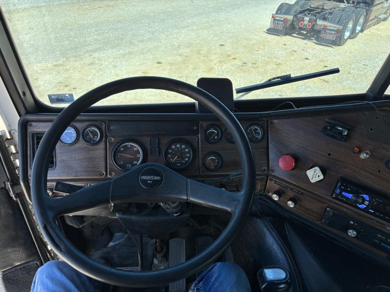 Freightliner FLB Vehicle Full-screen Gallery Image 10