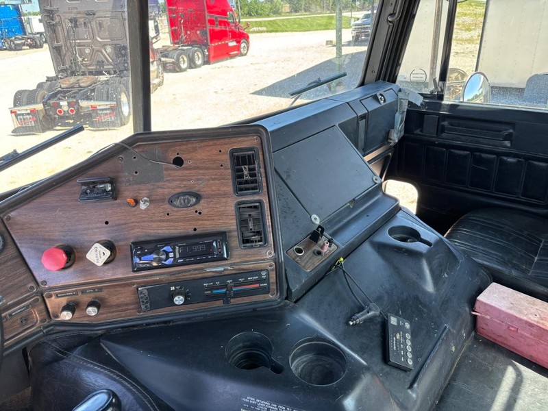 Freightliner FLB Vehicle Full-screen Gallery Image 12