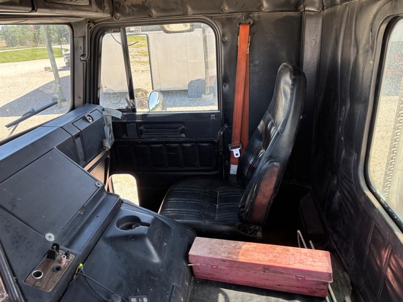 Freightliner FLB Vehicle Full-screen Gallery Image 13