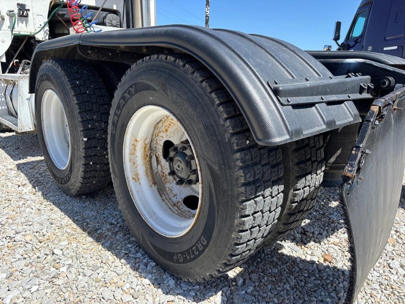 Freightliner FLB Vehicle Full-screen Gallery Image 15