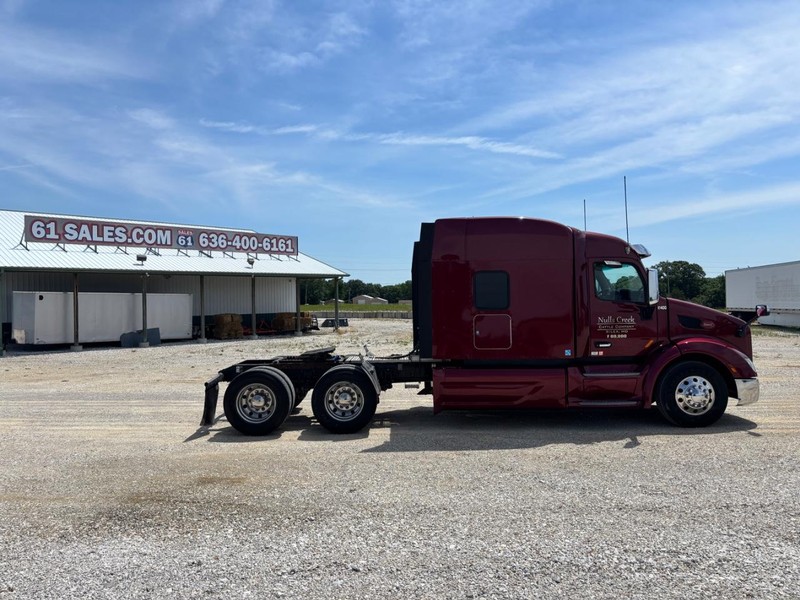 Peterbilt 579 Vehicle Full-screen Gallery Image 01