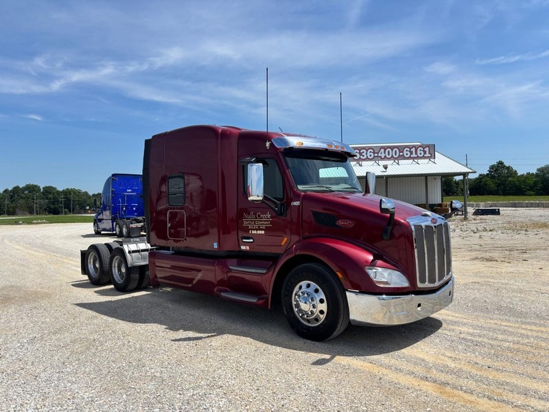 Peterbilt 579 Vehicle Full-screen Gallery Image 02