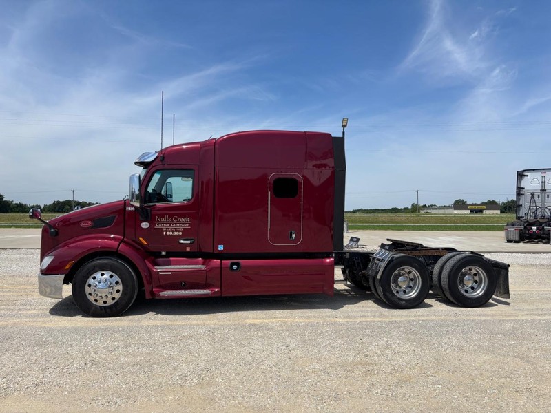 Peterbilt 579 Vehicle Full-screen Gallery Image 03