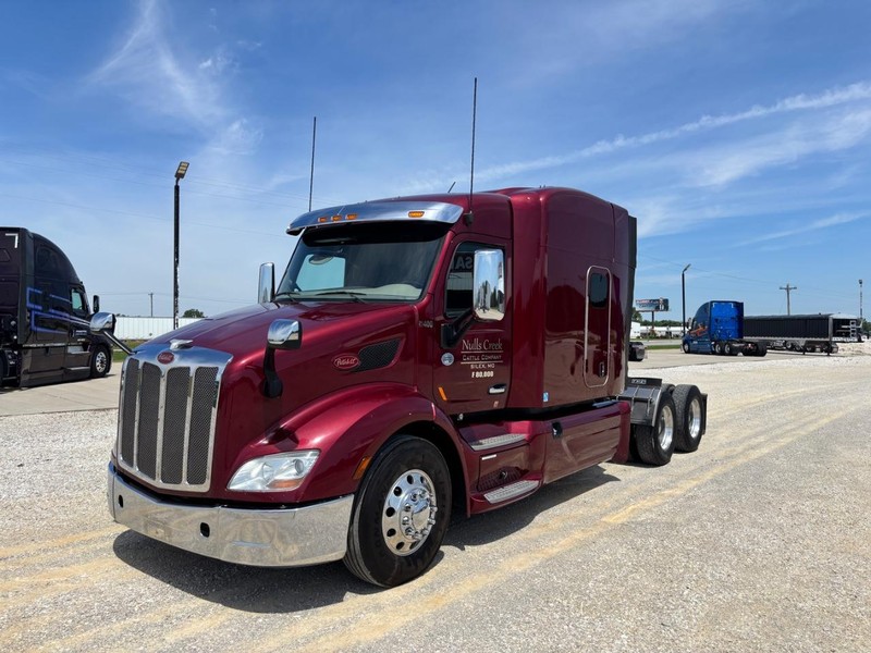 Peterbilt 579 Vehicle Full-screen Gallery Image 04