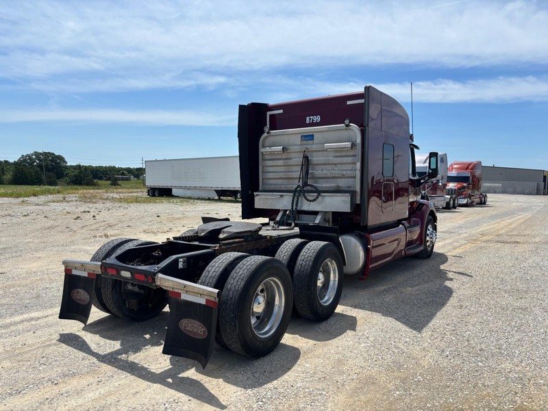 Peterbilt 579 Vehicle Full-screen Gallery Image 05