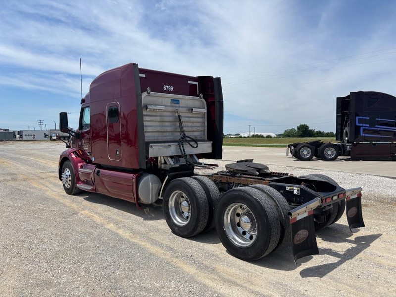 Peterbilt 579 Vehicle Full-screen Gallery Image 06