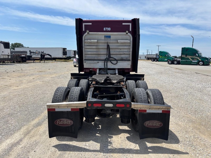 Peterbilt 579 Vehicle Full-screen Gallery Image 07