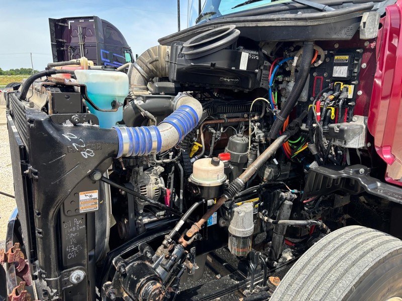 Peterbilt 579 Vehicle Full-screen Gallery Image 08