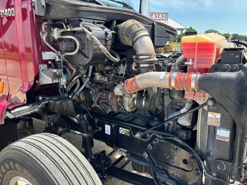 Peterbilt 579 Vehicle Full-screen Gallery Image 09