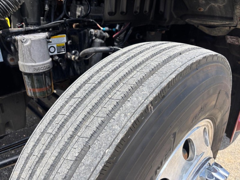 Peterbilt 579 Vehicle Full-screen Gallery Image 10