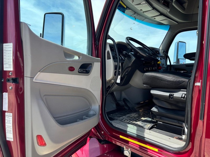 Peterbilt 579 Vehicle Full-screen Gallery Image 11