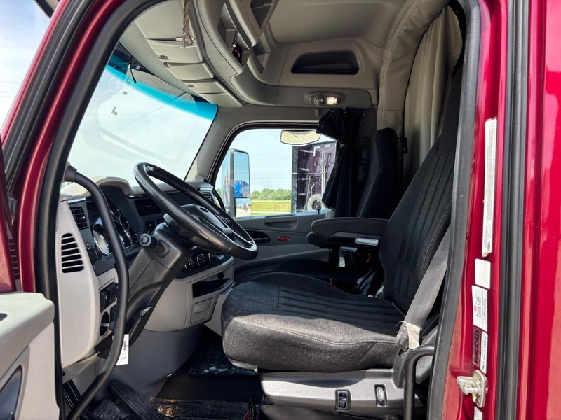 Peterbilt 579 Vehicle Full-screen Gallery Image 12