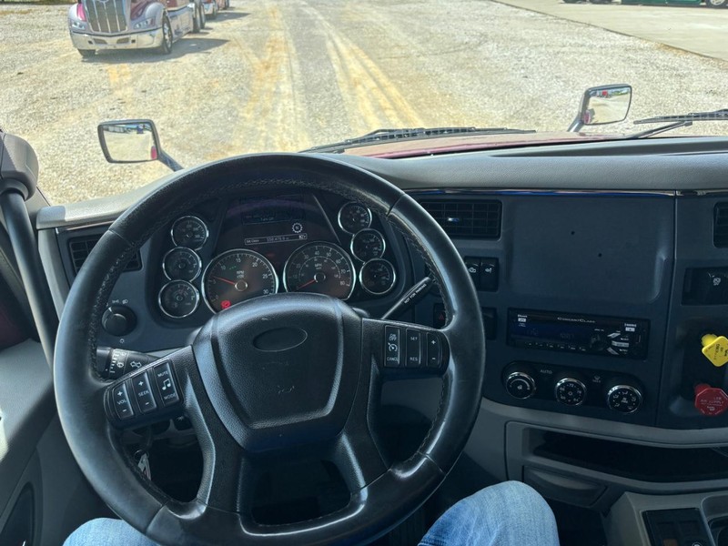 Peterbilt 579 Vehicle Full-screen Gallery Image 13