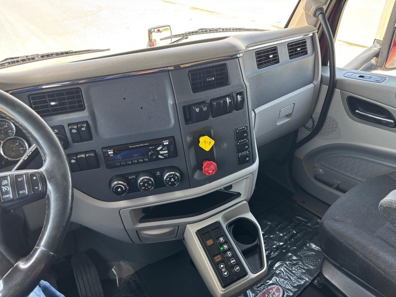 Peterbilt 579 Vehicle Full-screen Gallery Image 15