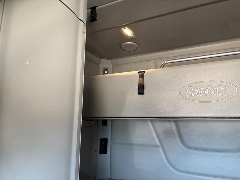 Peterbilt 579 Vehicle Full-screen Gallery Image 17