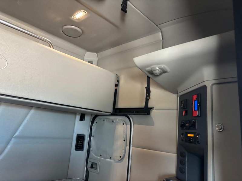 Peterbilt 579 Vehicle Full-screen Gallery Image 19