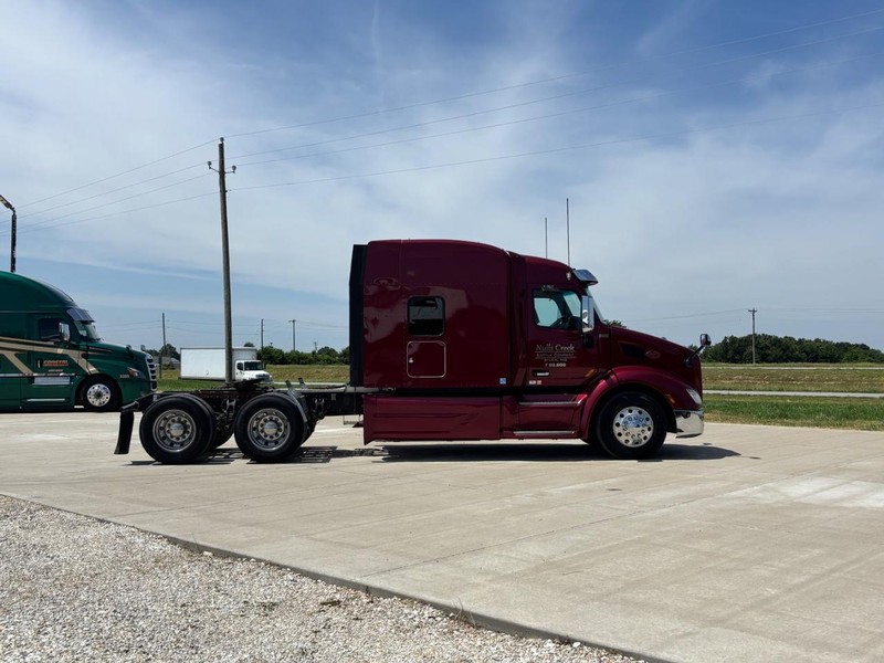 Peterbilt 579 Vehicle Full-screen Gallery Image 20