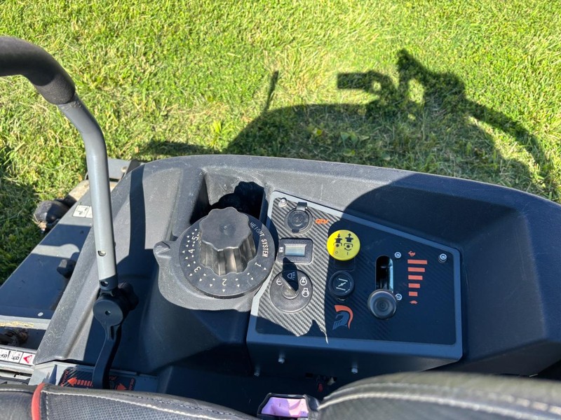 Spartan RT HD 72 Vehicle Full-screen Gallery Image 06