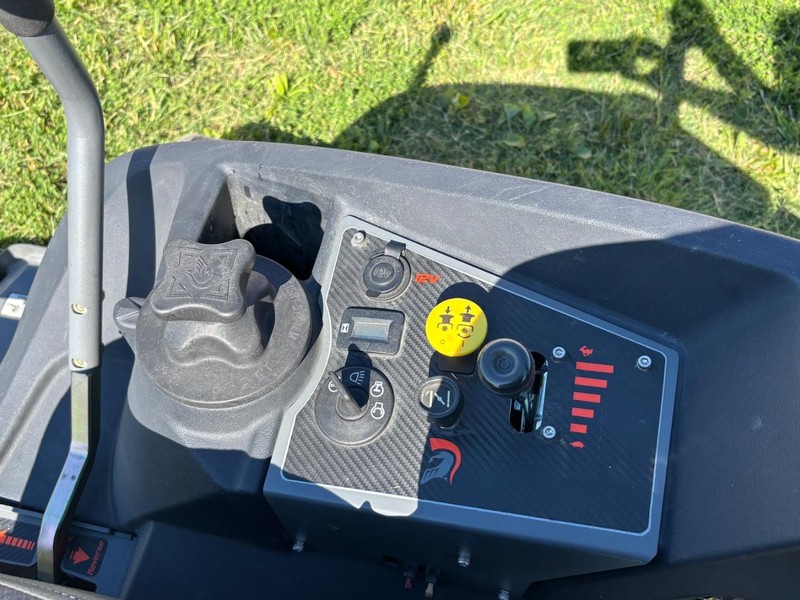 Spartan RZ HD 61 Vehicle Full-screen Gallery Image 09