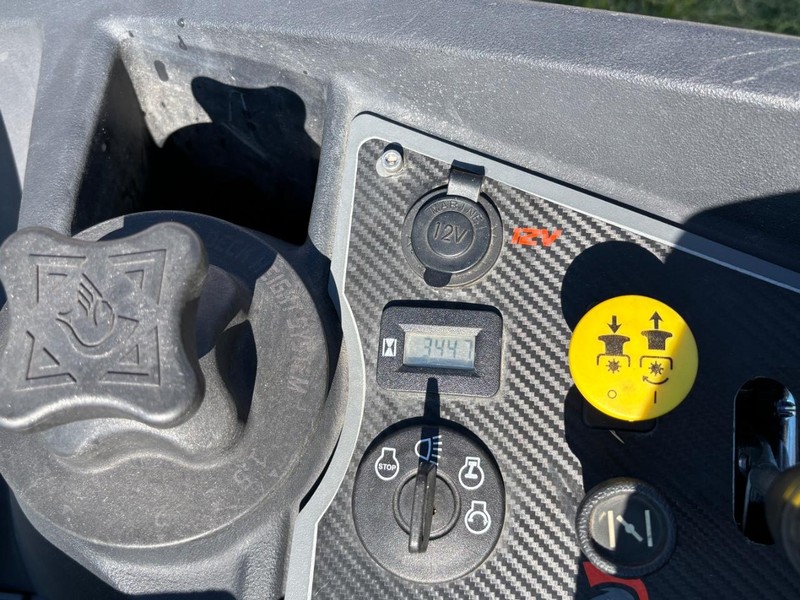 Spartan RZ HD 61 Vehicle Full-screen Gallery Image 10