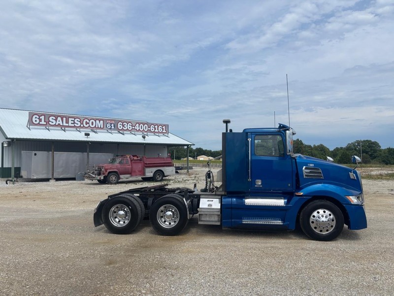 Western Star 5700 Vehicle Full-screen Gallery Image 01
