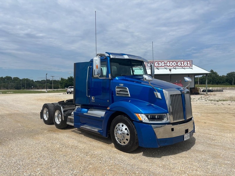 Western Star 5700 Vehicle Full-screen Gallery Image 02