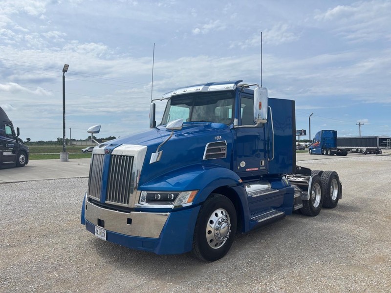 Western Star 5700 Vehicle Full-screen Gallery Image 03