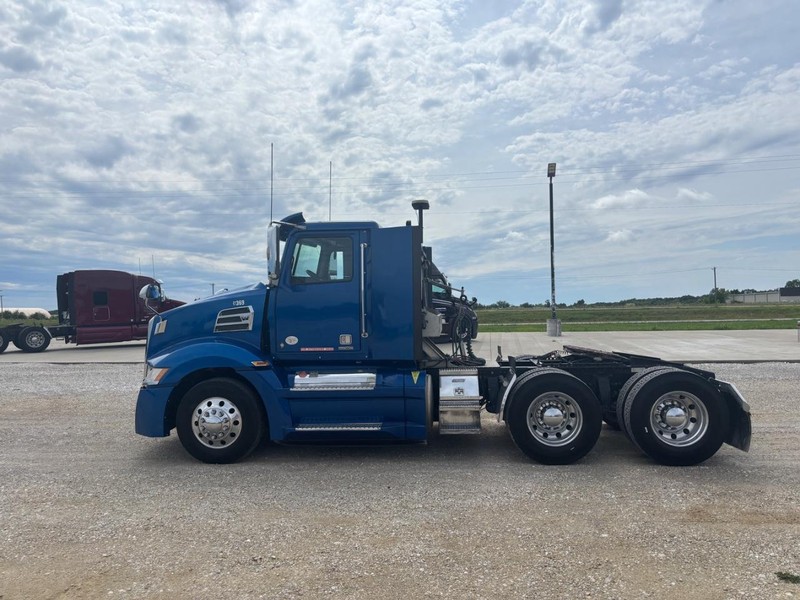 Western Star 5700 Vehicle Full-screen Gallery Image 04