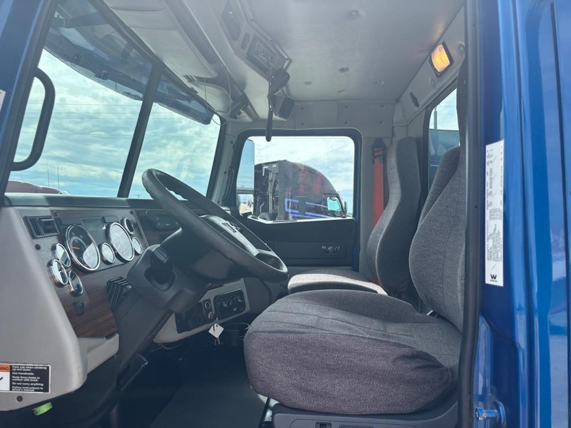 Western Star 5700 Vehicle Full-screen Gallery Image 08
