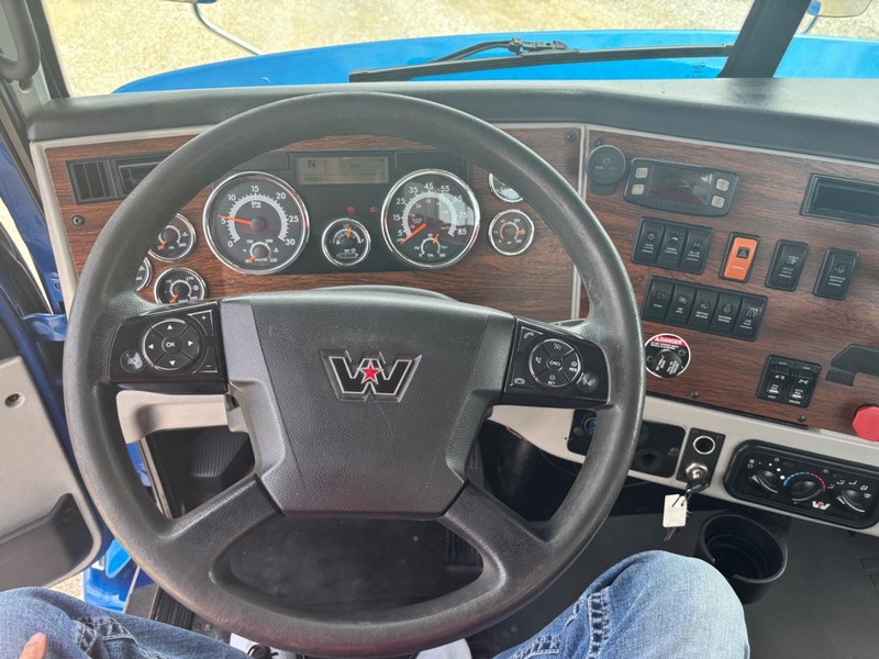 Western Star 5700 Vehicle Full-screen Gallery Image 09