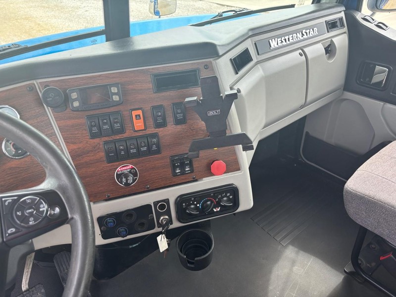 Western Star 5700 Vehicle Full-screen Gallery Image 11